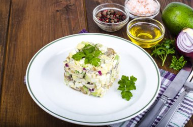 Yemekleri ile avokado, mantar ve yumurta, mayonez salata sosu. Studio fotoğraf