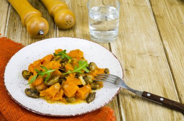 Paskalya yemekleri sebze ve mantar. Studio fotoğraf