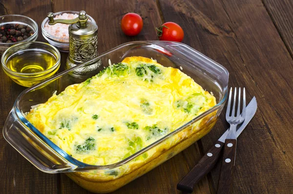 Fırında pişmiş yumurta, brokoli, cam ısıya dayanıklı formunda, peynir omlet. Studio fotoğraf