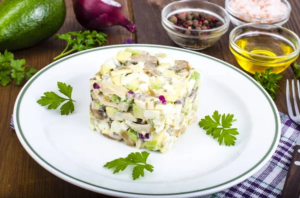 Pratos Com Abacate Salada Com Cogumelos Ovos Molho Maionese Foto — Fotografia de Stock