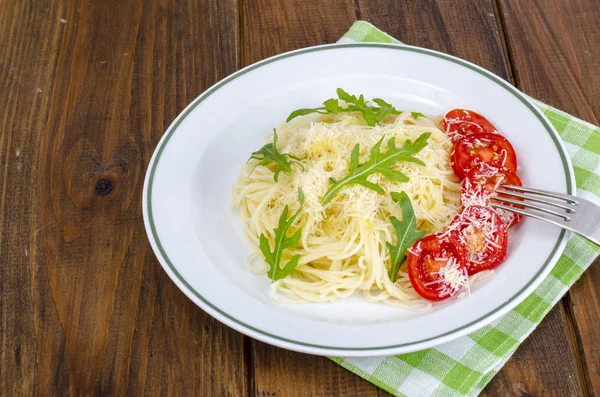 Spaghetti Serem Pomidorami Rukolą Studio Fot — Zdjęcie stockowe