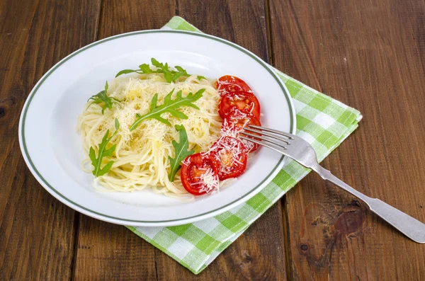 Spaghetti Serem Pomidorami Rukolą Studio Fot — Zdjęcie stockowe