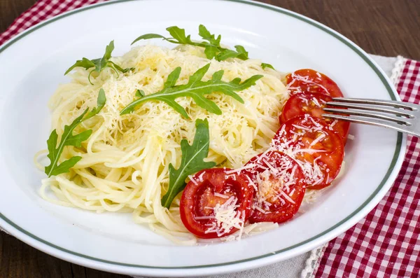 Spaghetti Serem Pomidorami Rukolą Studio Fot — Zdjęcie stockowe