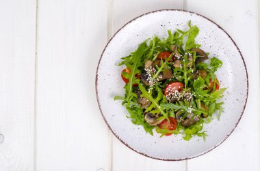 Roka ve mantar ile sıcak salata. Studio fotoğraf