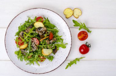 Roka ve mantar ile sıcak salata. Studio fotoğraf