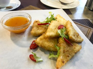 Ekmekli kızarmış peynir soslu çıtır bazı parçaları. Studio fotoğraf