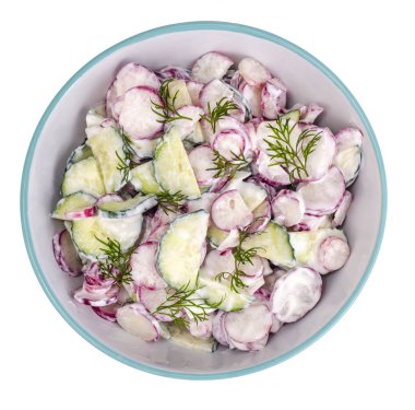 Taze turp, yoğurt soslu salata salatalık. Studio fotoğraf