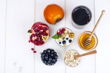 Sağlıklı Kahvaltı yoğurt, meyve suyu, meyve ve çilek ile. Studio fotoğraf