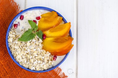 Yulaf ezmesi, yoğurt ve Trabzon hurması ile sağlıklı vejetaryen kahvaltı. Studio fotoğraf