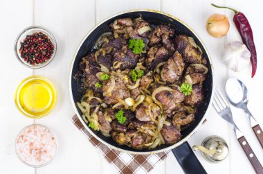 Kızarmış Tavuk sakatat ile kızartma tavası. Studio fotoğraf