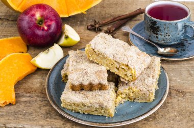 Ev yapımı kabak elmalı turta, çay. Studio fotoğraf