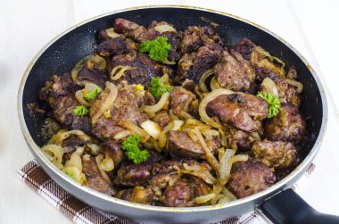 Kızarmış Tavuk sakatat ile kızartma tavası. Studio fotoğraf