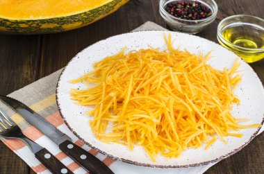 Taze organik kabak, çiğ gıda vejetaryen salata. Studio fotoğraf