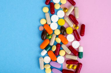 Çeşitli ilaç tıp hap, tablet ve kapsüller parlak arka plan üzerinde. Uyuşturucu ve çeşitli narkotik maddeler. Metin için yer kopyalayın. Studio fotoğraf