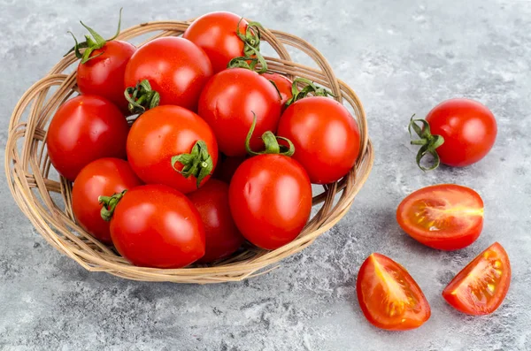Petites Tomates Rouges Mûres Dans Bol Bois Osier Photo Studio — Photo