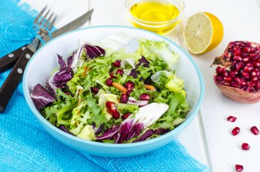 Taze yeşil salata nar, Vejetaryen menü ile. Studio fotoğraf