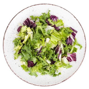 Taze marul ile plaka üzerinde izole beyaz arka plan bırakır. Studio fotoğraf