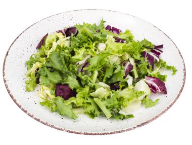 Taze marul ile plaka üzerinde izole beyaz arka plan bırakır. Studio fotoğraf