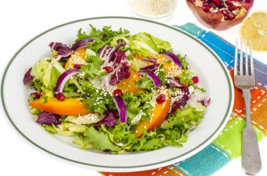 Trabzon hurması ve susam tohumu, sağlıklı gıda salatası. Studio fotoğraf
