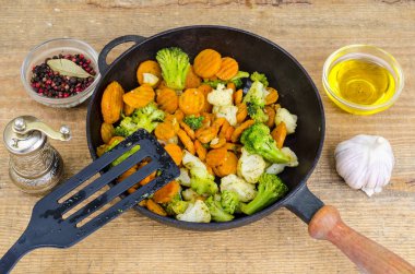 Haşlanmış sebze yağı eski Pan, ahşap masa. Studio fotoğraf