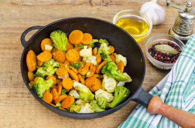 Haşlanmış sebze yağı eski Pan, ahşap masa. Studio fotoğraf