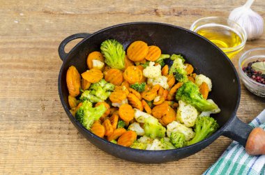 Haşlanmış sebze yağı eski Pan, ahşap masa. Studio fotoğraf