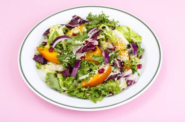 Tabak salataya parlak arka plan ile. Studio fotoğraf