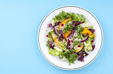 Tabak salataya parlak arka plan ile. Studio fotoğraf