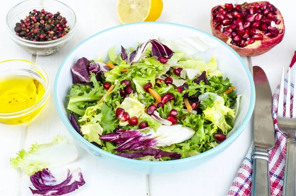 Salada Verde Fresca Com Romã Menu Vegetariano Foto Estúdio — Fotografia de Stock