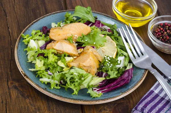 健康食品のコンセプトです 緑の葉と茹でたサーモンのサラダ スタジオ写真 — ストック写真