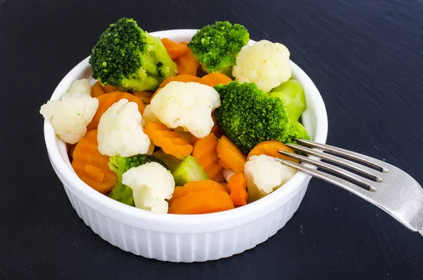 Gekookte Wortelen Broccoli Bloemkool Vegetarische Voedingsmiddelen Nieuwe Voedselingrediënten Gezonde Levensstijl — Stockfoto