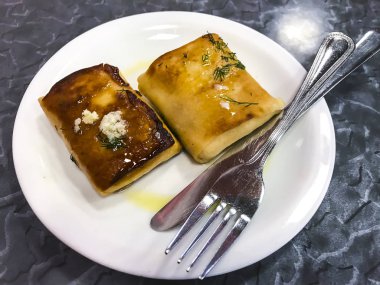 Beyaz tabakta doldurma ile doldurulmuş krep. Studio fotoğraf