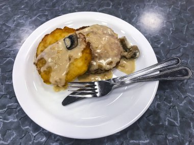 Tabak patates pancakes ile mantar sosu. Studio fotoğraf