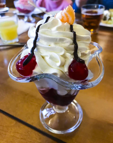 Dessert Mit Schlagsahne Beeren Und Schokoladenbelag Studioaufnahme — Stockfoto