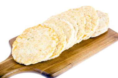 Çiğ patates pancakes yemek pişirmek için kesme tahtası üzerinde donmuş. Studio fotoğraf