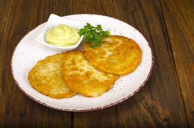 Sebze rosti, altın patates gözlemesi dips karnabahar ve ekşi krema ile kızarmış. Studio fotoğraf