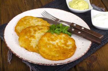 Sebze rosti, altın patates gözlemesi dips karnabahar ve ekşi krema ile kızarmış. Studio fotoğraf