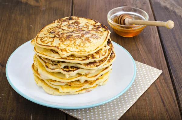 White Plate Pancakes Wooden Table Studio Photo — Stock Photo, Image