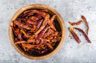 Bir grup küçük kurutulmuş kırmızı biber. Stüdyo Phot