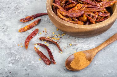 Bir grup küçük kurutulmuş kırmızı biber. Studio fotoğraf