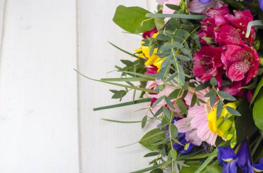Güzel buket çiçek beyaz ahşap yüzey üzerinde. Studio fotoğraf