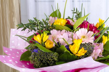 Buket çiçek pencerenin önünde. Studio fotoğraf