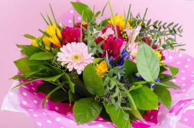 Güzel buket çiçek pembe bir arka plan üzerinde. Studio fotoğraf