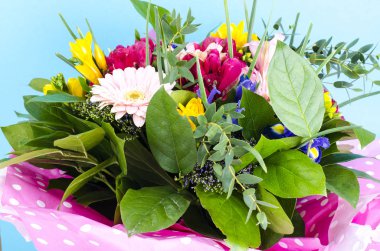 Şık buket çiçek mavi arka plan kutlama için. Stüdyo Phot