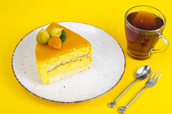 Pièce Gâteau Mousse Sur Fond Jaune Vif Phot Studio — Photo