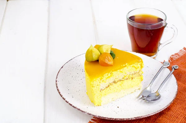 Pièce Gâteau Mousse Mangue Sur Assiette Table Bois Blanc Phot — Photo