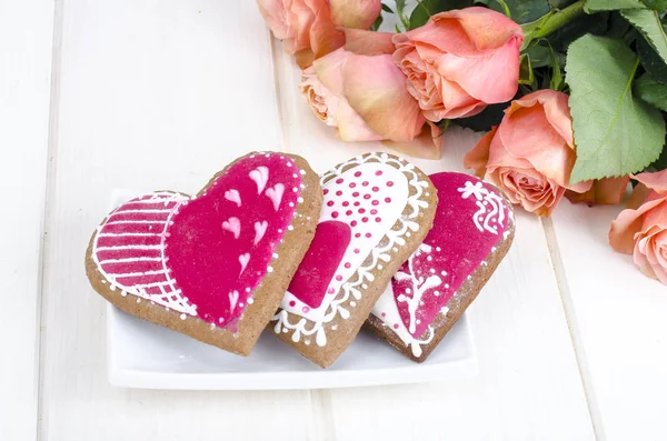 Hausgemachte Lebkuchenherzen Und Schöne Blumen Zum Valentinstag Studioaufnahme — Stockfoto