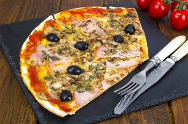 Ahşap masa arka plan pizza Mozzarella peyniri, jambon, domates sosu, salam, biber, baharatlar. Studio fotoğraf