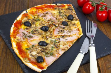 Ahşap masa arka plan pizza Mozzarella peyniri, jambon, domates sosu, salam, biber, baharatlar. Studio fotoğraf