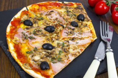 Ahşap masa arka plan pizza Mozzarella peyniri, jambon, domates sosu, salam, biber, baharatlar. Studio fotoğraf